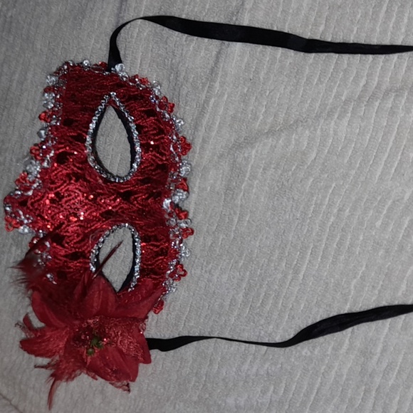 Lace Red Masquerade Mask - Picture 1 of 3